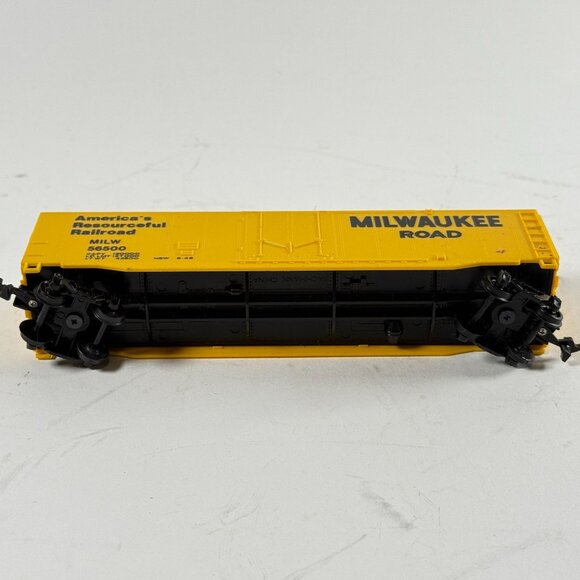 Bachmann HO Scale Milwaukee Road Box Car Yellow Model Train Freight - Picture 6 of 9